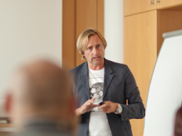 Webinar: Online-Erfolgsschmiede-Programm: MIKE FISCHER "Wege zur Exzellenz - Wie man ein Ausnahmeunternehmen aufbaut"